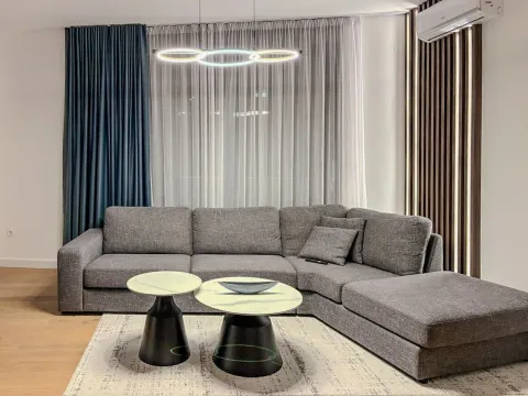 Dnevna soba sa ugaonom garniturom, stočićima i modernom rasvjetom. - image 12