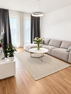 Moderna i svijetla dnevna soba sa ugaonom garniturom, stočićem i TV-om. - image 2