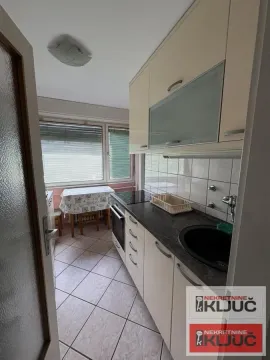 Manja kuhinja sa trpezarijskim stolom pored prozora. - image 3