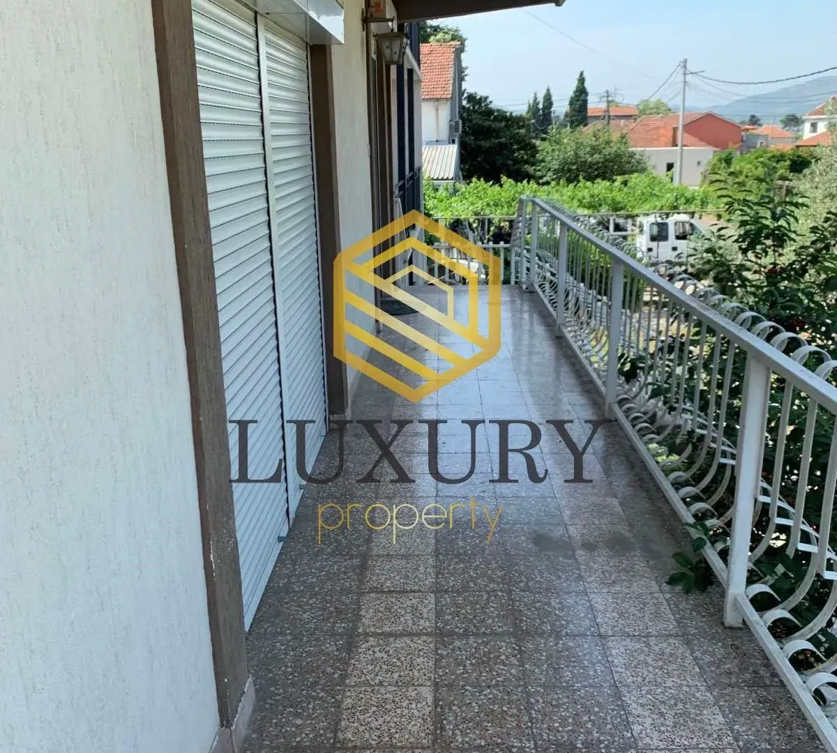Izdavanje, kuća, 250m², Tološi, Podgorica