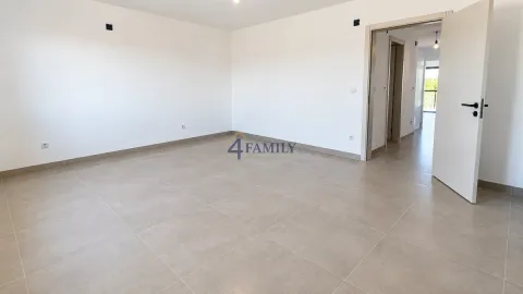 Prazna soba sa popločanim podom i otvorenim vratima. - image 3
