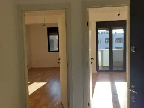Prodaja, jednosoban stan, 41m², Stari Aerodrom, Podgorica - image 2