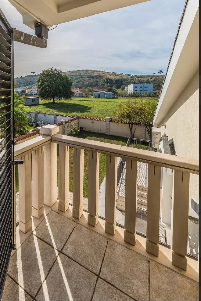 Izdavanje, kuća, 370m², Zabjelo, Podgorica