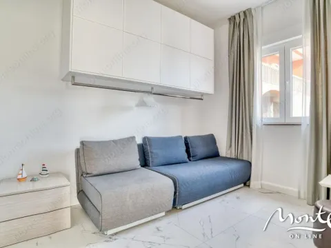 Sale, two bedroom apartment, 85m², Petrovac, Budva - image 9