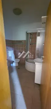 Kupatilo sa tuš kabinom, WC šoljom i umivaonikom. - image 10