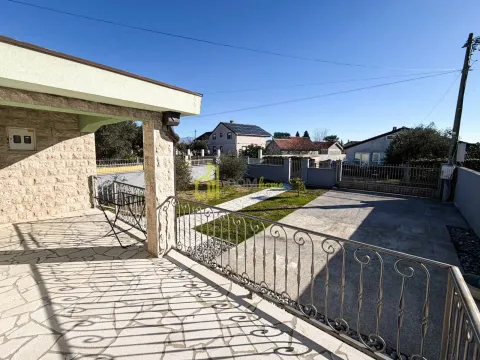 Izdavanje, trosoban stan, 165m², Farmaci, Podgorica - image 2