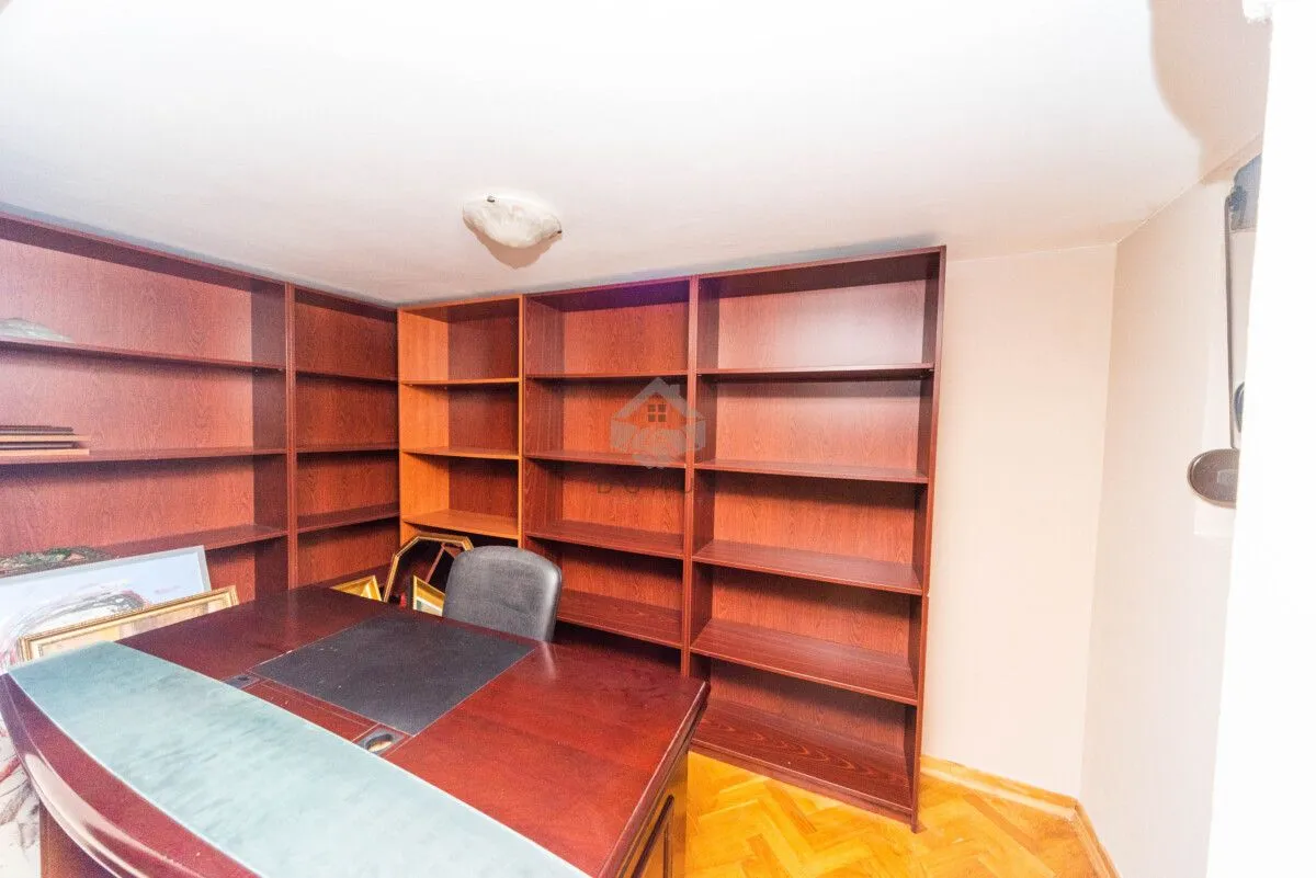 Izdavanje, kuća, 380m², Gorica C, Podgorica