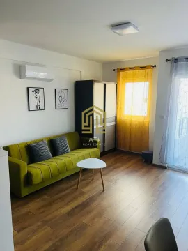 Dnevni boravak sa zelenom sofom, stočićem i garderoberom. - image 3