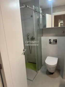 Savremeno opremljeno kupatilo sa tuš kabinom i ugradnom šoljom. - image 7