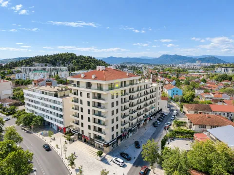 Pogled iz vazduha na stambenu zgradu i okolno naselje. - image 3