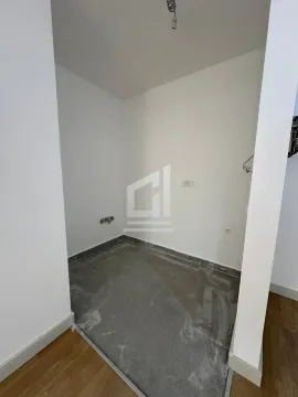 Prazna prostorija sa pločicama na podu i priključcima na zidu. - image 2