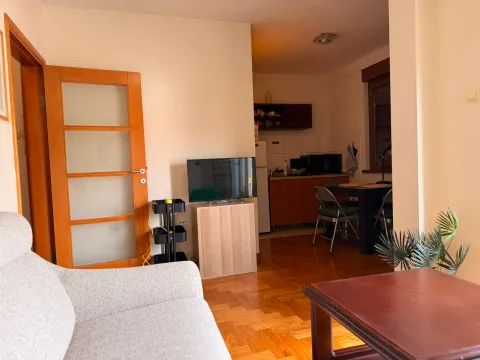 Dnevni boravak sa garniturom, televizorom i pogledom na kuhinju. - image 3