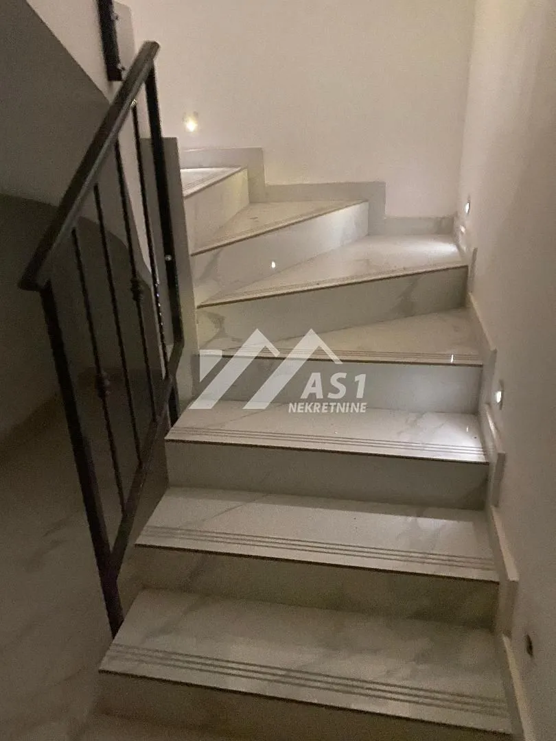 Izdavanje, trosoban stan, 90m², Salajka, Novi Sad Sve Podlokacije