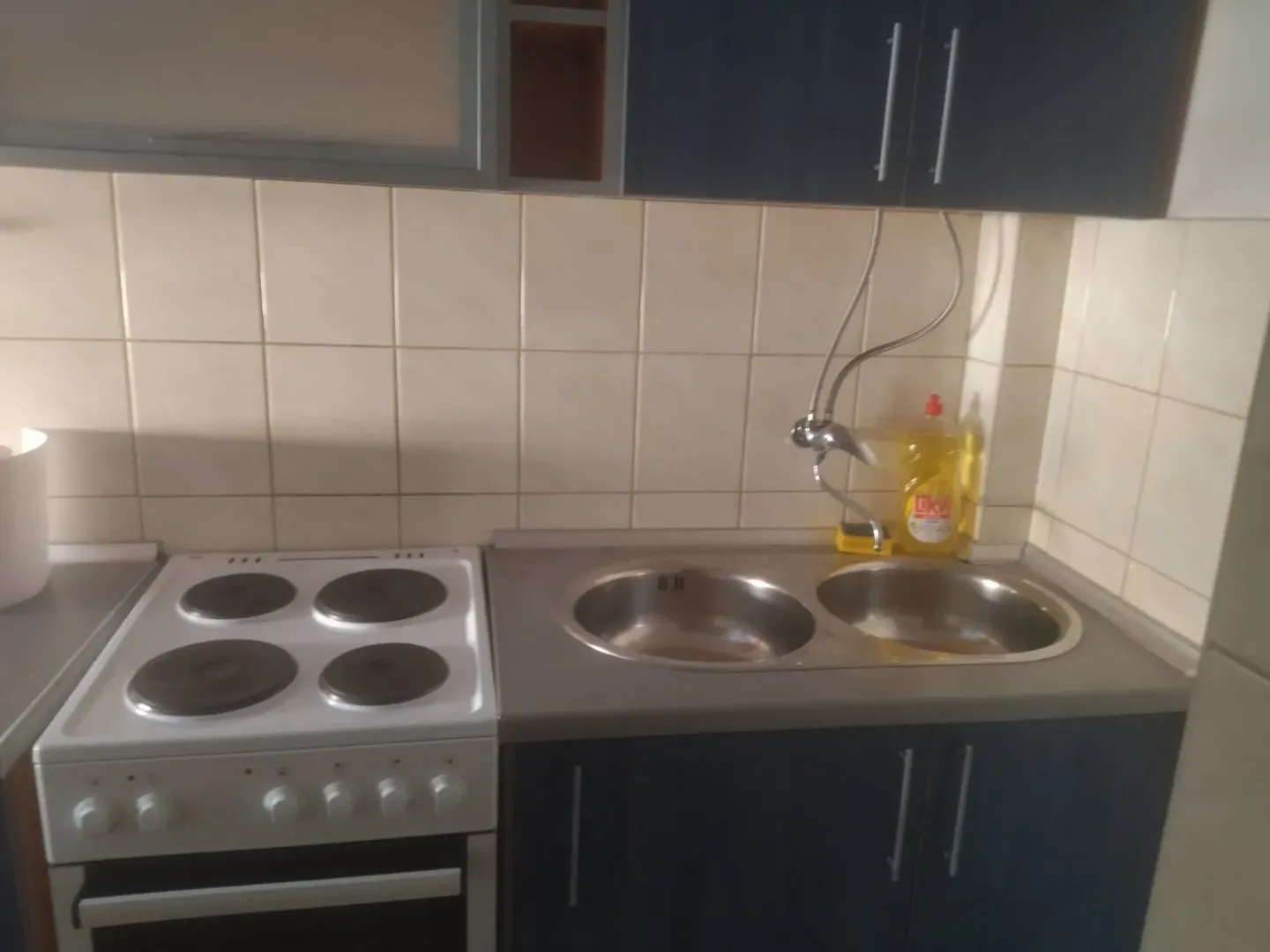 Manja kuhinja sa štednjakom i sudoperom.
