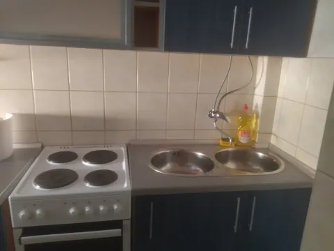 Manja kuhinja sa štednjakom i sudoperom. - image 6