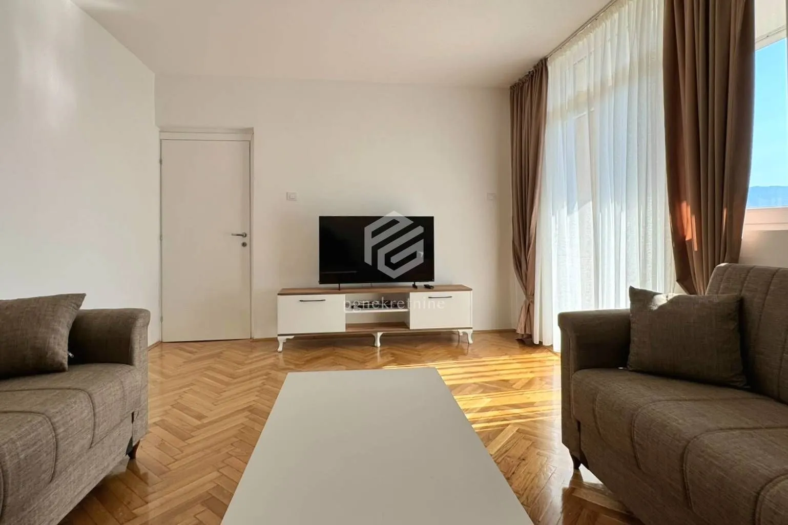 Izdavanje, dvosoban stan, 75m², Pobrežje, Podgorica