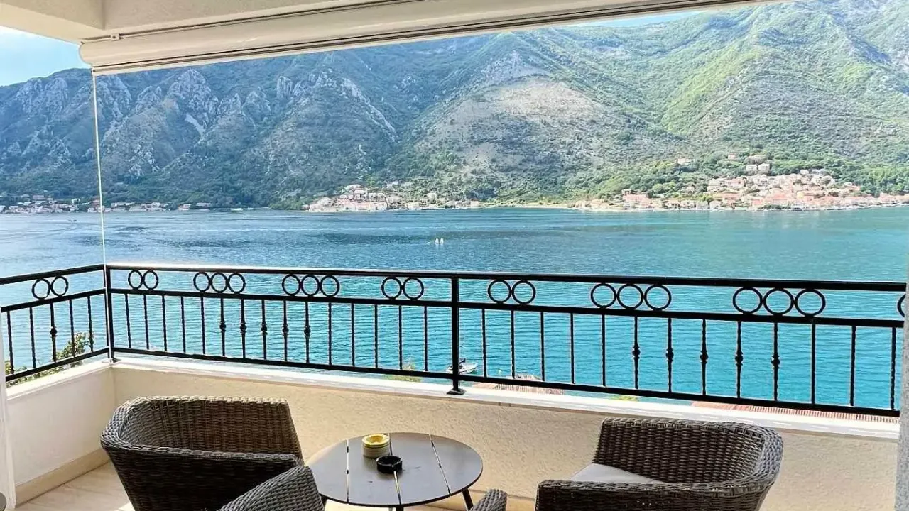 Prodaja, dvosoban stan, 85m², Dobrota, Kotor