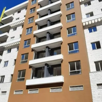 Pogled na modernu fasadu višestambene zgrade sa terasama. - image 2