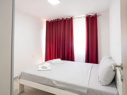 Izdavanje, jednosoban stan, 40m², Radanovići, Kotor - image 2
