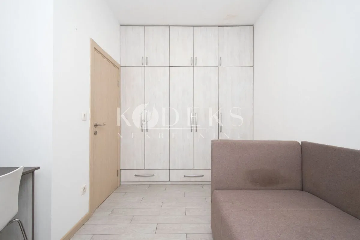 Izdavanje, četvorosoban stan, 100m², Zelenika, Podgorica