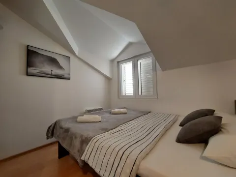 Izdavanje, dvosoban stan, 80m², Centar, Tivat - image 10