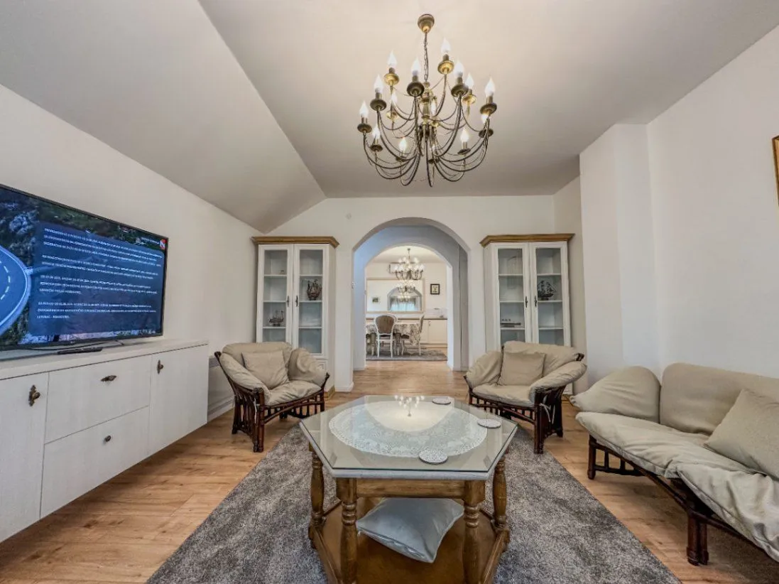 Izdavanje, trosoban stan, 105m², Gornja Gorica, Podgorica