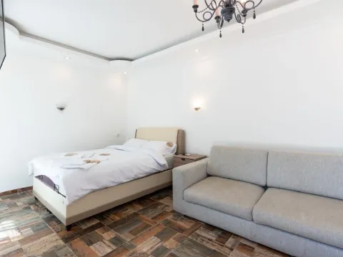 Daily-rent, three bedroom apartment, 160m², Blizikuće, Budva - image 6