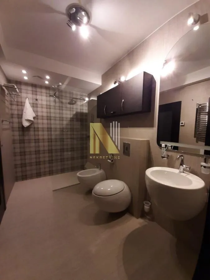 Prodaja, četvorosoban stan, 176m², Centar, Novi Sad