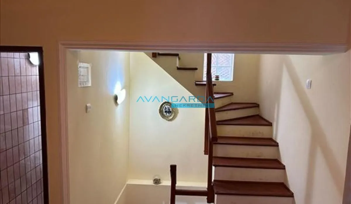 Izdavanje, stan, 250m², Sopot, Beograd