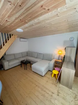 Dnevna soba sa ugaonom garniturom, drvenim plafonom i stepeništem. - image 4