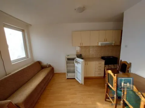 Manja kuhinja sa trpezarijskim stolom i sofom u istoj prostoriji. - image 2