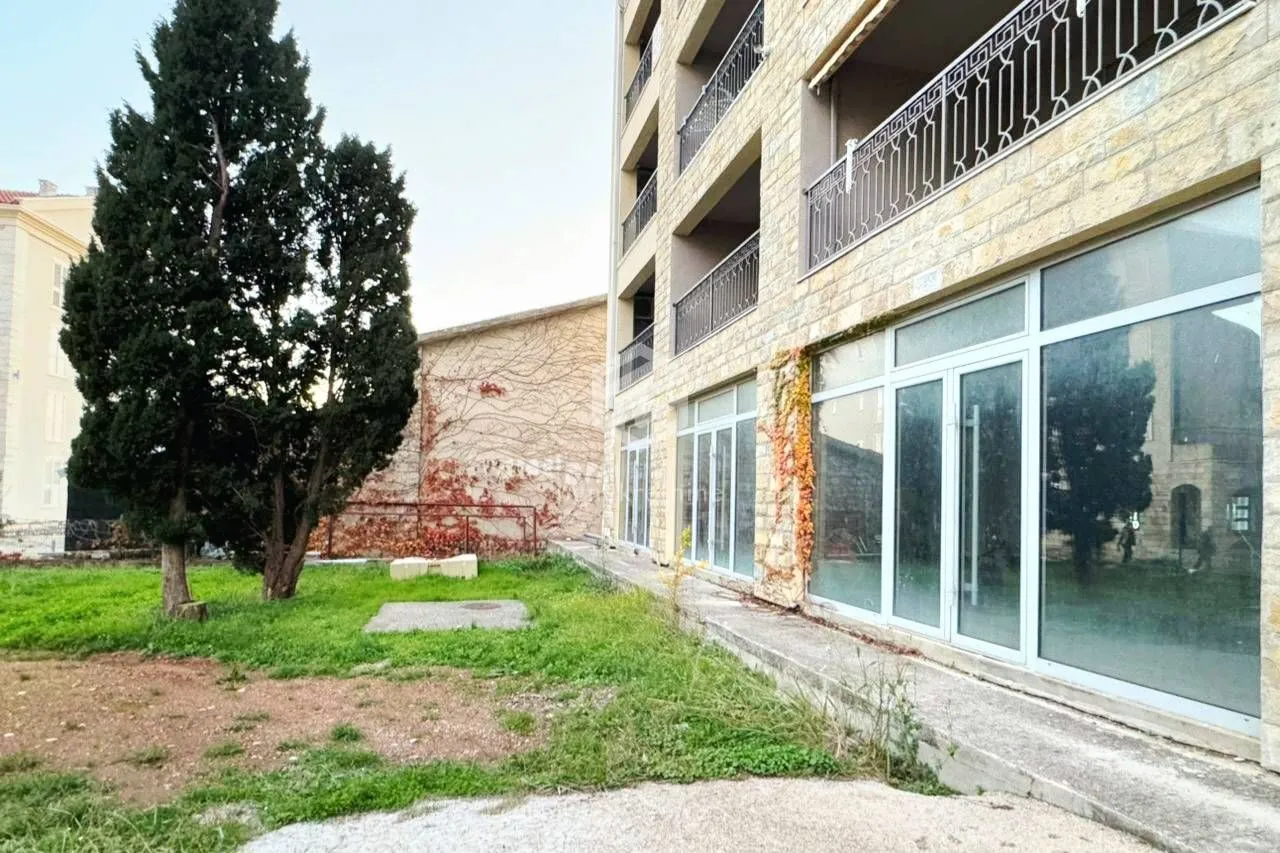 Rent, office space, 406m², Petrovac, Budva