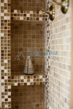 Detalj kupatila sa ugradnim nišama i mozaik pločicama. - image 14