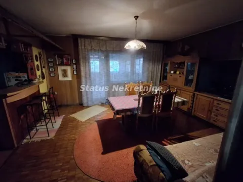 Dnevni boravak sa trpezarijom i drvenim nameštajem. - image 5