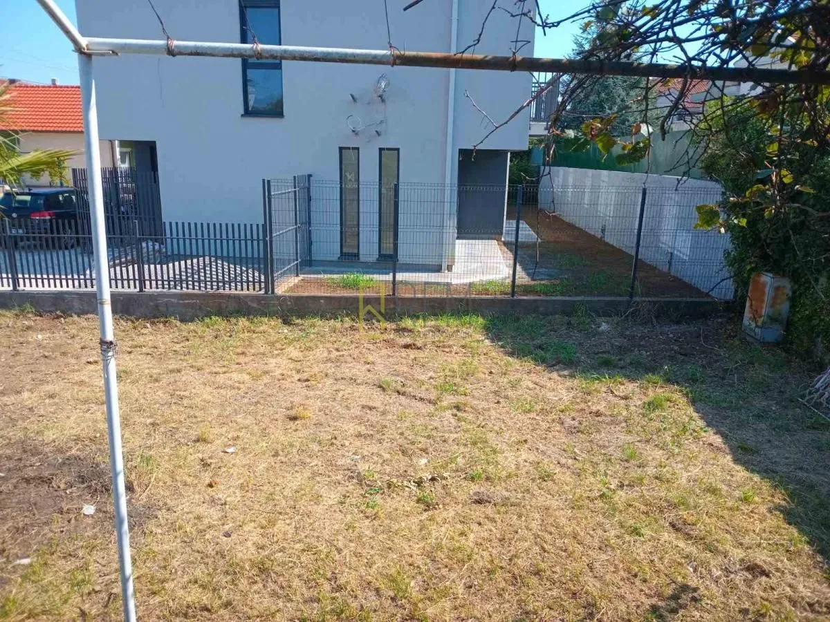 Prodaja, kuća, 232m², Tološi, Podgorica
