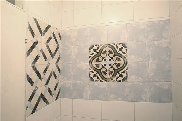 Detail of ceramic tiles in the bathroom.