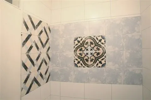 Detail of ceramic tiles in the bathroom. - image 16
