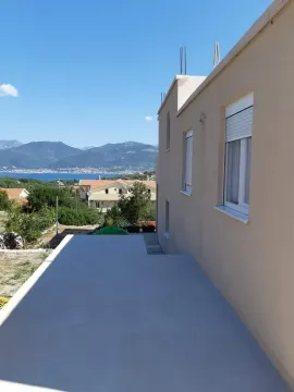 Pogled na dvorište i okolinu sa terase objekta. - image 6