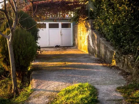 Prilaz sa betonskom stazom i ulazom u pomoćni objekat. - image 21