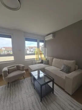 Svetao i uredan dnevni boravak sa garniturom i stočićem. - image 4
