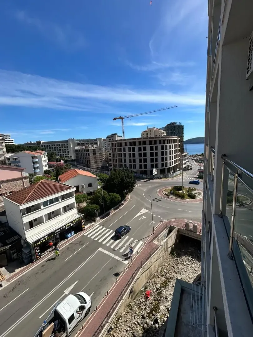Pogled sa terase na gradsku ulicu i okolne zgrade.
