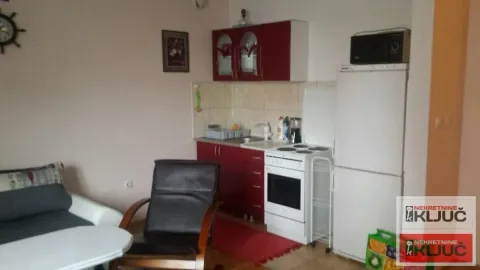 Manja kuhinja sa elementima u crvenoj boji i pratećom opremom. - image 3