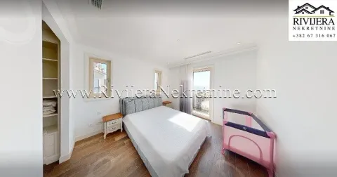Svijetla spavaća soba sa bračnim krevetom, krevetcem za bebe i ugradnim plakarom. - image 23