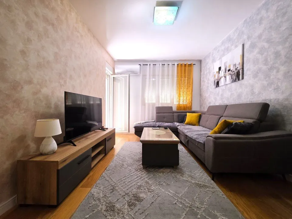 Izdavanje, jednosoban stan, 49m², Central Point, Podgorica