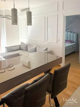 Dnevna soba sa trpezarijskim stolom i sofom, sa pogledom na spavaću sobu. - image 12