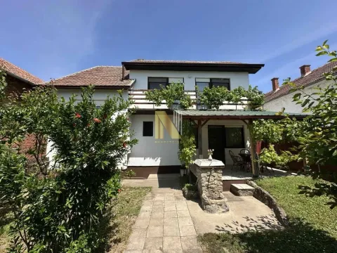 Pogled na dvorište i fasadu kuće sa uređenom baštom. - image 21