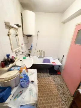 Manje kupatilo sa kadom, umivaonikom i bojlerom. - image 12