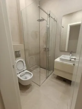 Moderno opremljeno kupatilo sa tuš kabinom i umivaonikom. - image 18