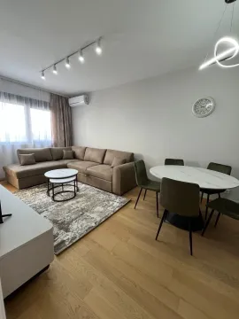 Dnevna soba sa ugaonom garniturom, trpezarijskim stolom i stolicama. - image 12