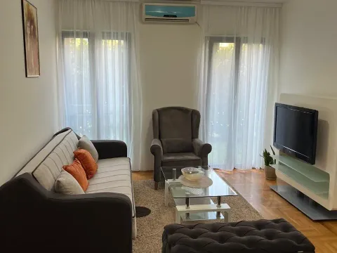 Izdavanje, dvosoban stan, 47m², City Kvart, Podgorica